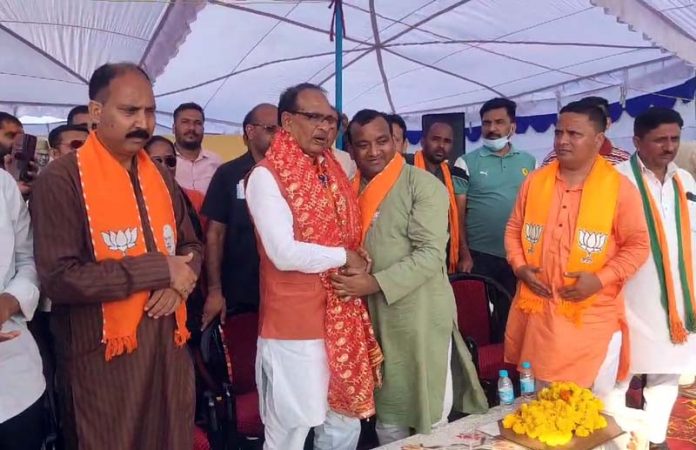 Union Minister of Agriculture and Farmers Welfare, Shivraj Singh Chouhan during election rally at Arnia on Wednesday.