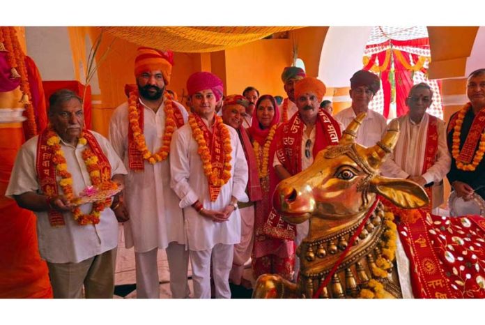 Vikramaditya Singh along with Trustees and others at Ranbireshwar Temple during Punar Sthapana of Nandi.