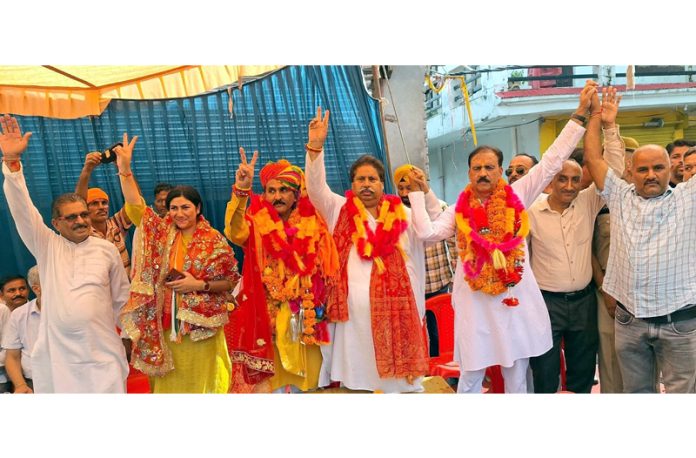 Senior Cong leaders Raman Bhalla, Ch Lal Singh and others at Dr Manohar Lal’s massive rally in Billawar.