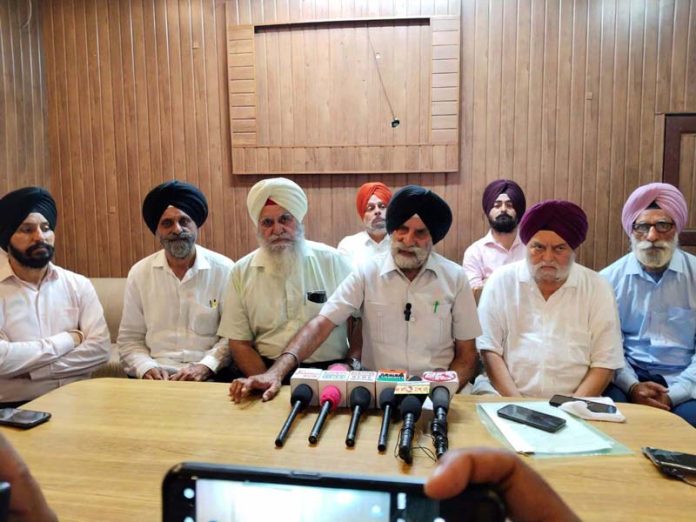 PoJK 1947 Sharnarthi Intellectual Forum president, Amrik Singh addressing a press conference in Jammu.