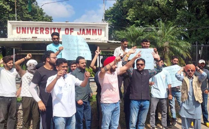 Students and scholars protesting in front of JU main gate on Sunday.