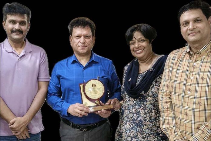 Dr Akshay Gupta receiving award from IOS president-elect Dr Sridevi.