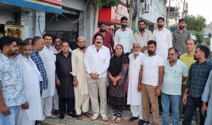 Cong leader Yogesh Sawhney posing along with the people in Jammu on Monday.