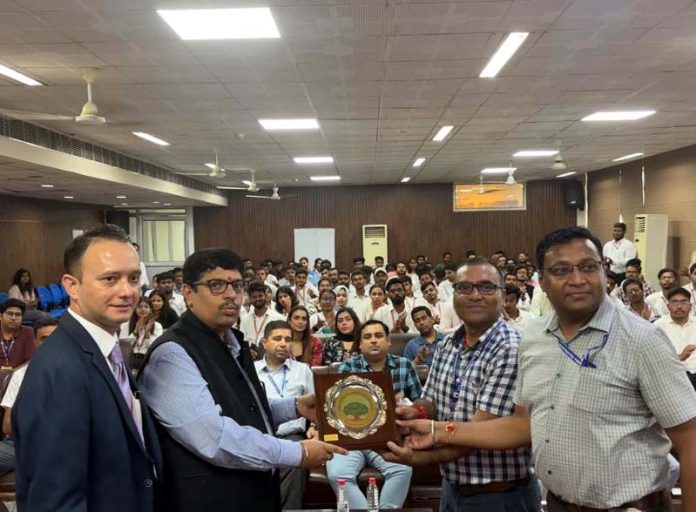 CUJ Registrar presenting a memento to Wipro General Manager.