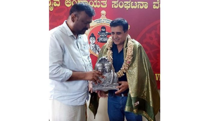 Ramesh Hangloo, founder Director Radio Sharda being honoured by Pradeep Kankanwadi national president of Veerashaiva Lingayath Sanghatana Vedike at Bangalore on Monday.