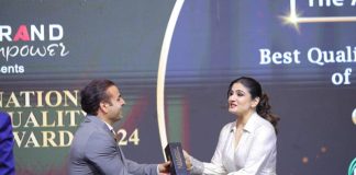 Aijaz Ahmad Bhat, owner of Lazzat Foods and Spices, receiving an award from renowned actress Raveena Tandon during a function in Delhi.