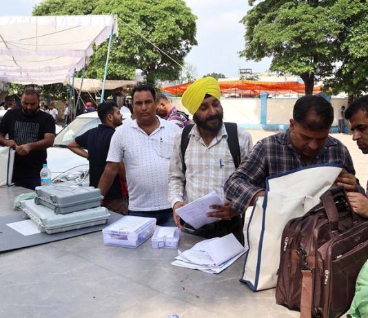 Polling staff collecting EVMs and other material in Jammu on Monday. -Excelsior/Rakesh